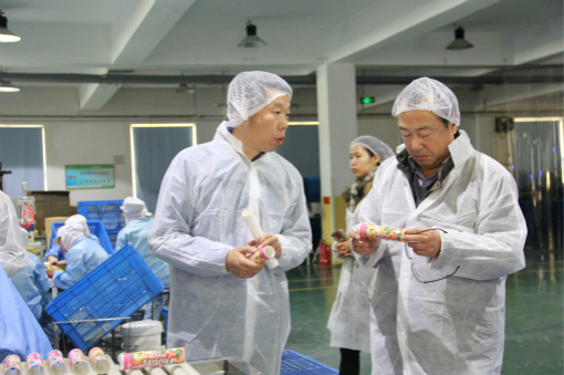 專家組對螺旋標項目產品進行考察